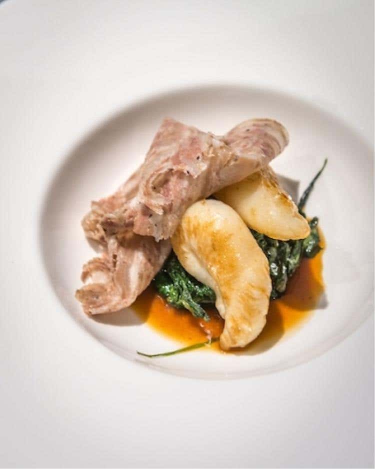 Uova di seppia, erbe di campo e ciccioli (Diego Rossi)